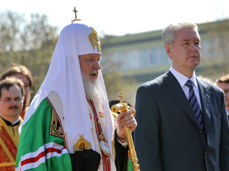 Предстоятель РПЦ Кирилл и мэр Москвы Собянин приступили к реализации программы строительства 200 типовых храмов в столице.Фото: РИА Новости