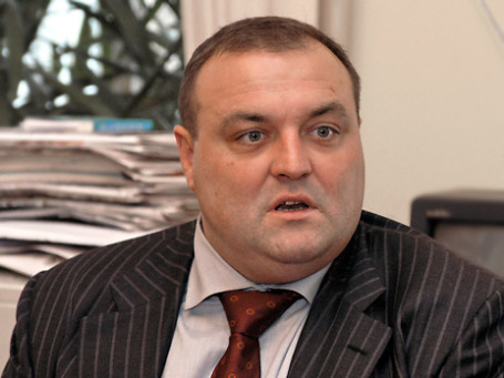 Префект ЦАО Сергей Байдаков посчитал, что парковка в центре столицы должна стоить от 300 до 500 рублей в час. Мэр Москвы Сергей Собянин предложил префекту этими ценами и воспользоваться. Фото: ИТАР-ТАСС