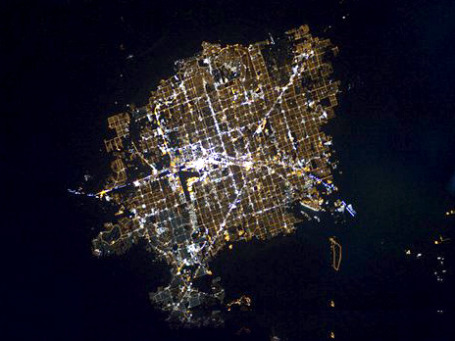 Взгляд свысока на Лас-Вегас, который считают самым ярким световым пятном на Земле. Игорная столица США окружена темной пустыней. Фото: AP