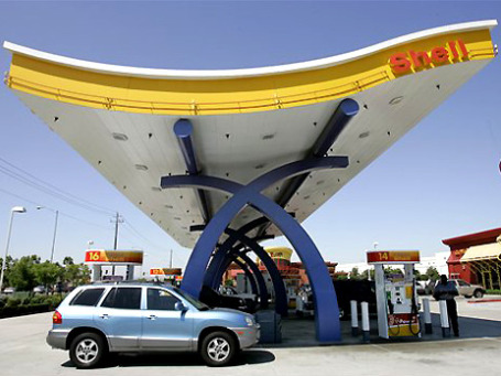 Тон — и цены — на немецком рынке АЗС задают две компании: Shell и Aral. Фото: AP