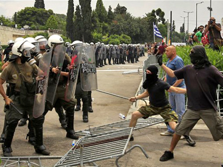 В среду в столкновениях с полицией в Афинах 33 человека получили ранения. Фото: AP