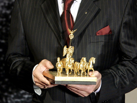 «Квадрига» в руках одного из лауреатов премии прошлых лет, Виктора Ющенко. Премьер-министр России ее не получит. Фото: ИТАР-ТАСС