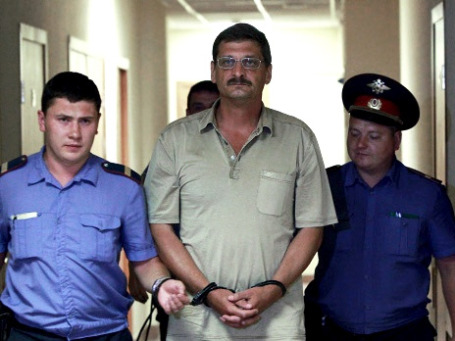 Евгений Евстратов был задержан 19 июля по подозрению в коррупции. 20 июля ему было предъявлено обвинение в мошенничестве, совершенном группой лиц по предварительному сговору в особо крупном размере. Фото: РИА Новости