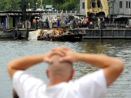 Работы по поднятию прогулочного катера «Ласточка», который столкнулся с баржей «Ока-5». Фото: ИТАР-ТАСС