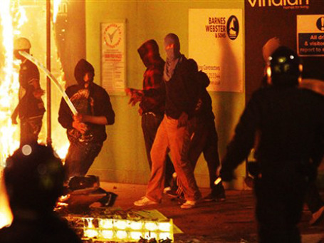 Лондонские банды координируют свои действия через социальные сети. Фото: AP