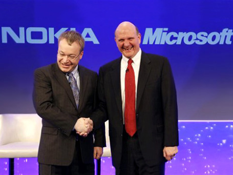 Глава Nokia Стивен Элоп и глава Microsoft Стив Балмер в феврале 2011 года объявили о стратегическом партнерстве. Фото: AP
