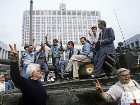 В августе 1991 г. защитники Белого дома мечтали о свободе и демократии. Через 20 лет получили только свободу. Фото: РИА Новости