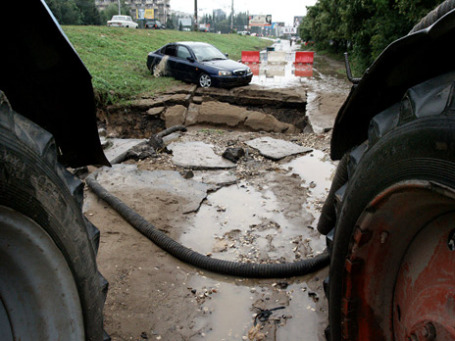 Автомобиль Hyundai, который провалился в яму в Самаре, скрытую дождевыми водами. Фото: РИА Новости