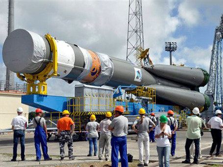 Российский «Союз» готовят к старту с космодрома Куру. Запуск ракеты с европейскими навигационными спутниками запланирован на октябрь. Фото: AP