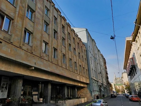 Гостиницу «Мелодия», что в Скатертном переулке, продали на аукционе. Претензии к торгам возникли и у желающих ее купить, и у Грузии, утверждающей, что это ее собственность. Фото: maps.yandex.ru