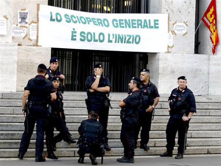 На здании миланской фондовой биржи демонстранты вывесили плакат «Всеобщая забастовка это только начало». Фото: AP