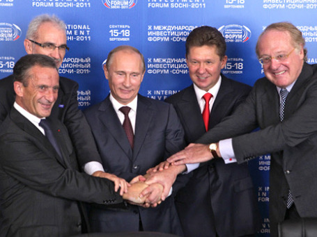Президент компании EdF Анри Проглио, член Совета исполнительных директоров BASF SE Харальд Швагер, премьер-министр России Владимир Путин, председатель правления «Газпрома» Алексей Миллер и полномочный управляющий итальянской Eni S.p.A. Паоло Скарони на церемонии подписания соглашения. Фото: РИА Новости
