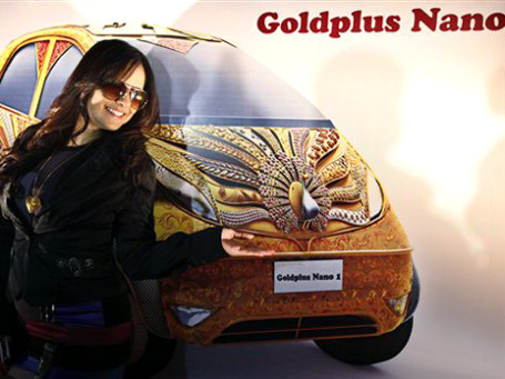 GolgPlus Nano покрыта 80 кг 22-каратного золота, 15 кг серебра и инкрустирована 10 тысячами полудрагоценных и драгоценных камней. Фото: AP