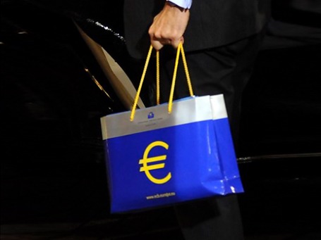 Евро понесли на свалку истории? Фото: AP