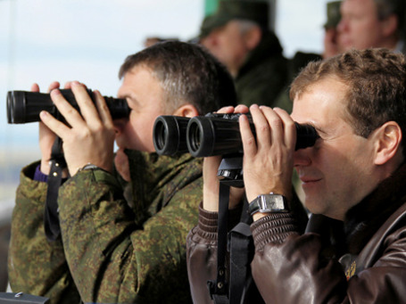 Как расходуется военный бюджет, интересует и президента Медведева, и министра обороны Сердюкова. Фото: РИА Новости