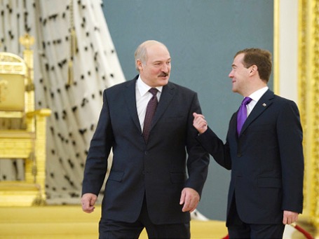 Президент РФ Дмитрий Медведев и президент Белоруссии Александр Лукашенко перед началом пресс-конференции по итогам трехсторонней встречи в Кремле 18.11.2011. Фото: РИА Новости