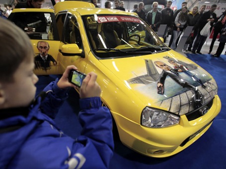 Lada Granta с портретами Дмитрия Медведева и Владимира Путина на «Петербургском международном автомобильном салоне 2011». Фото: РИА Новости
