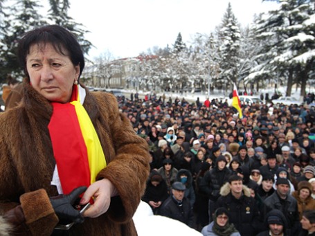 Алла Джиоева заявила, что теперь не отвечает за возможные радикальные действия своих сторонников, принявших решение круглосуточно дежурить у здания правительства. Фото: РИА Новости