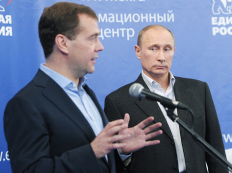 Дмитрий Медведев под скептическим взглядом Владимира Путина назвал итоги голосования «демократией в действии». Фото: РИА Новости