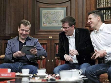 Дмитрий Медведев ценит хорошую шутку. Апрель 2011, встреча с участниками шоу Comedy club. Фото: РИА Новости.