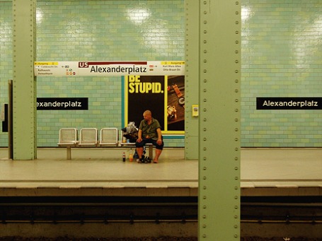 В берлинском метро вскоре запретят выпивать. Даже пиво. Фото: loungerie/flickr.com