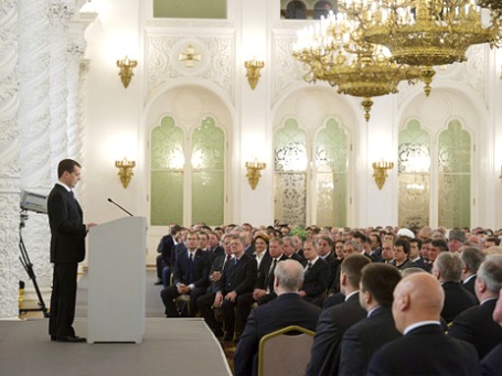 По уверениям Дмитрия Медведева, число бедных в России «приблизилось к минимальным значениям». Фото: РИА Новости