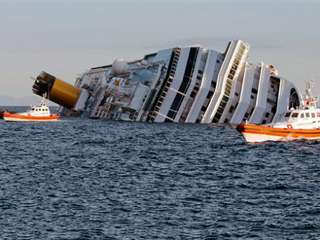 Крушение Costa Concordia ставит под сомнение адекватность подготовки больших экипажей для координации действий в экстренных случаях вроде эвакуации. Фото: AP