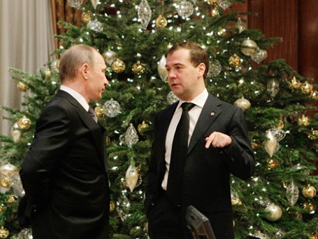 Аналитики гадают, согласовали ли Дмитрий Медведев и Владимир Путин свои политические шаги в новом году. Фото: РИА Новости