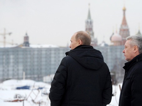 Председатель правительства РФ Владимир Путин и мэр Москвы Сергей Собянин (слева направо) осматривают строительную площадку, где раньше располагалась гостиница «Россия». Фото: РИА Новости