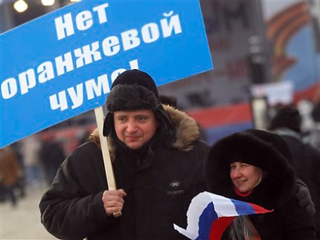 Организаторы пропутинского митинга на Поклонной горе считают, что призывать к честным выборам в России может только враг — Америка. Фото: AP