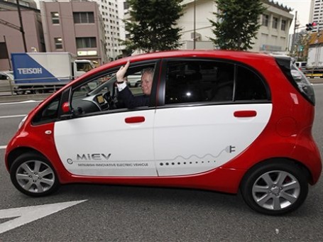 Премьер-министр Квебека Жан Шаре прокатился на I-MiEV во время посещения штаб-квартиры Mitsubishi Motors в Токио. Фото: AP