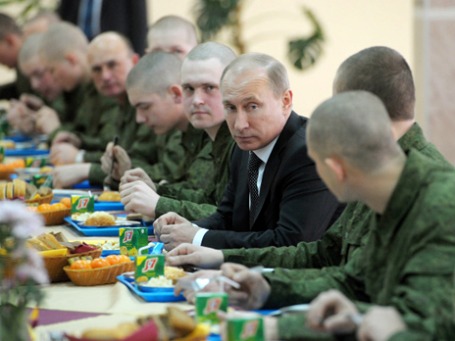 В Таманской дивизии Владимир Путин вместе с военнослужащими отведал пирожок и армейских макарон с вареным мясом. Фото: РИА Новости