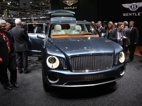 Ей Богу, если бы этот внедорожник не стоял под логотипом Bentley, принял бы его за очередной неудачный клон китайских автопроизводителей. Фото: Алексей Аксенов/BFM.ru