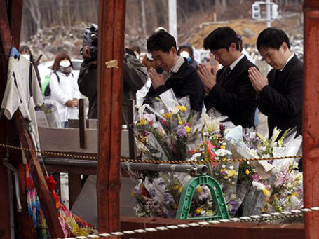 В префектуре Мияги люди молятся, вспоминая жертв 11 марта 2011 года.cФото: AP