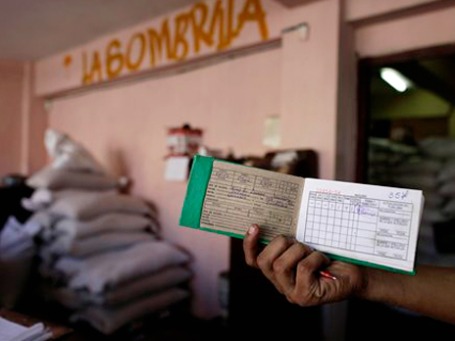 На продовольственную карточку можно купить продуктов примерно на 10 дней, но стоит она недорого — всего доллар в месяц на одного человека. Фото: АР