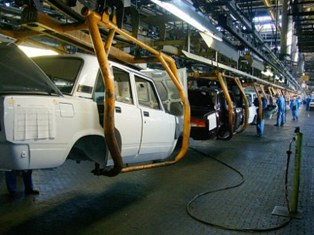 На линии сборки автомобилей ВАЗ– 2107 предприятия «АвтоВАЗ» в Тольятти. Фото: РИА Новости
