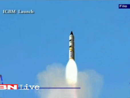 Ракета Agni («Огонь») способна нести ядерную боеголовку весом в одну тонну. Фото экрана сайта ibnlive.in.com