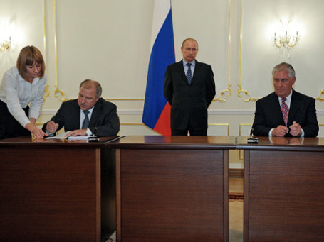 Премьер Владимир Путин присутствует на церемонии подписания пакета документов между «Роснефтью» и ExxonMobil в резиденции Ново-Огарево. На первом плане президент «Роснефти» Эдуард Худайнатов и президент ExxonMobil Рекс Тиллерсон. Фото: РИА Новости