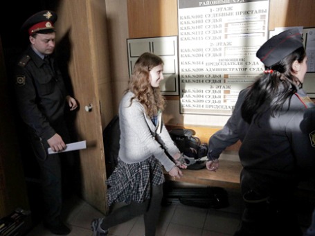 Сотрудники правоохранительных органов выводят участницу группы Pussy Riot Марию Алехину из зала Таганского суда Москвы после заседания 19.04. Фото: РИА Новости