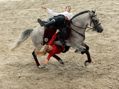 Британская королева воочию узрит джиготовку наездников из Президентского полка. Фото: Григорий Собченко/BFM.ru