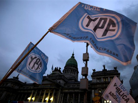 Сторонники национализации YPF перед зданием парламента в Буэнос-Айресе бурно поддерживали сенаторов, рассматривавших соответствующий законопроект. Фото: AP