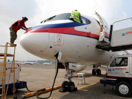 Superjet-100 в аэропорту Джакарты перед роковым демонстрационным полетом. Фото: РИА Новости