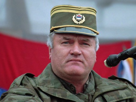 Ратко Младич обращается к своим войскам в городе Власеница 2 декабря 1995. Фото: AP
