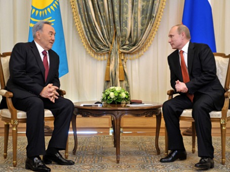Путин: «Сейчас перед нами схожие задачи». Первые визиты вновь избранный президент совершит в Казахстан и Белоруссию. На фото РИА Новости: с президентом Нурсултаном Назарбаевым в Москве 15 мая.