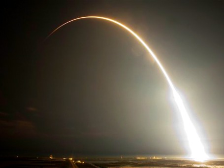 Грузовой корабль «Дракон», выведенный на орбиту ракетой «Фалькон», заберет с МКС неисправное оборудование для починки на Земле.  Фото: AP