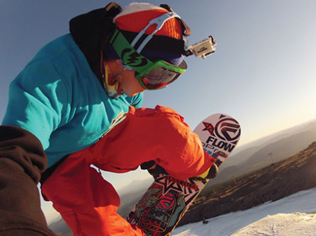 Экшн-камеру GoPro HD HERO2 Outdoor Edition используют для съемки в экстремальных условиях, а закрепить ее можно, к примеру, на голове. Фото: gopro.com