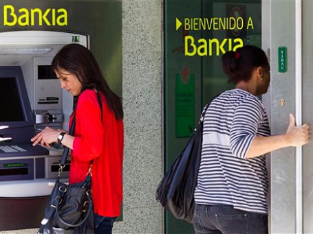 Сообщения о финансовых проблемах банка Bankia заставили нервничать вкладчиков и подстегнули разговоры о возможном крахе всей банковской системы Испании. Фото: AP