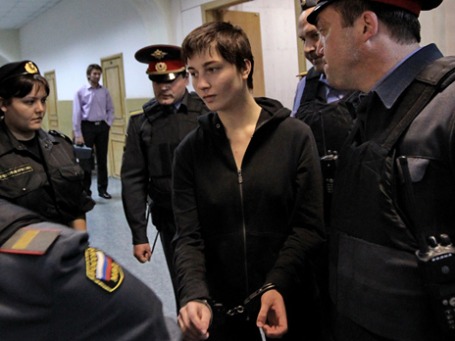 Александра Духанина, подозреваемая в призыве к массовым беспорядкам 6 мая на Болотной площади, в здании Басманного суда. Фото: РИА Новости