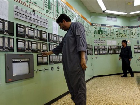 Из-за обнаруженного российскими и венгерскими специалистами нового вируса иранские власти распорядились отключить от Интернета шесть главных нефтяных терминалов страны. Фото: AP