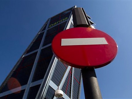 Здание штаб-квартиры испанского банка Bankia в последнее время все больше напоминает Пизанскую башню. Фото: AP